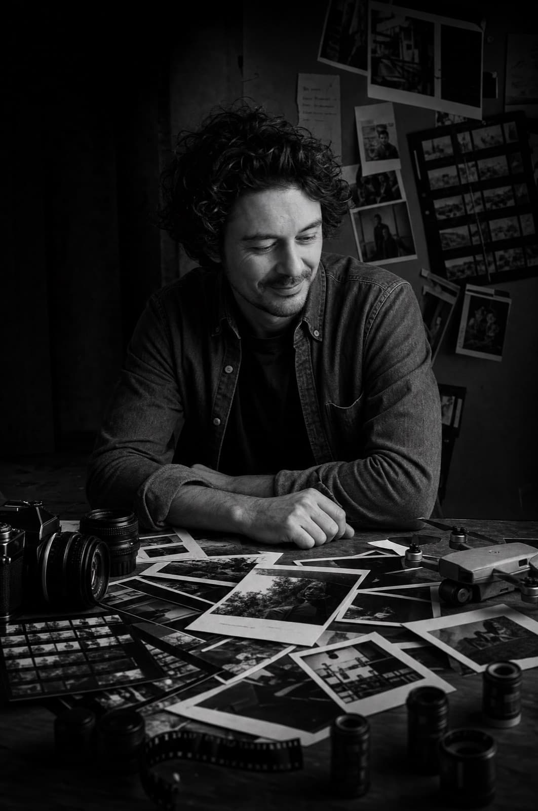 Romain Renoux dans son atelier, entouré de photos, d'appareils et de pellicules